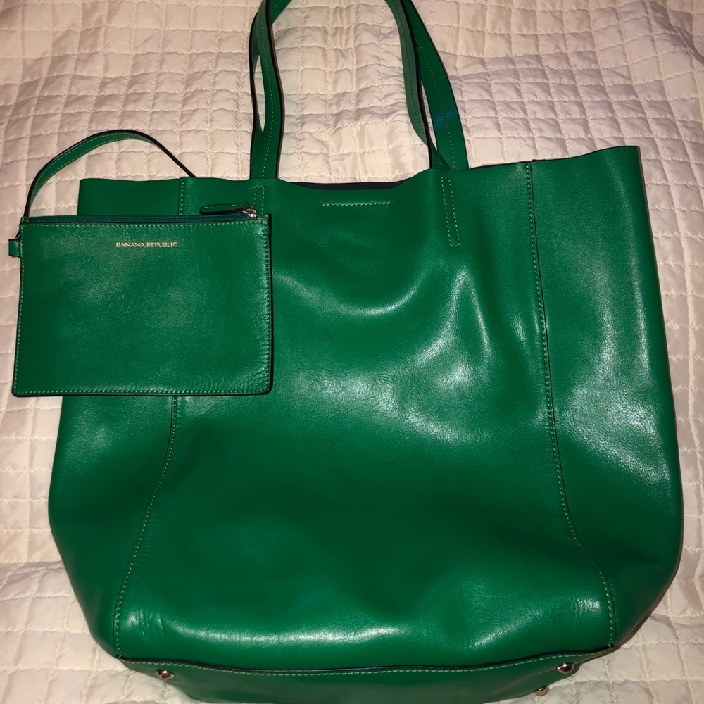 Green Banana Republic Tote with inside pouch